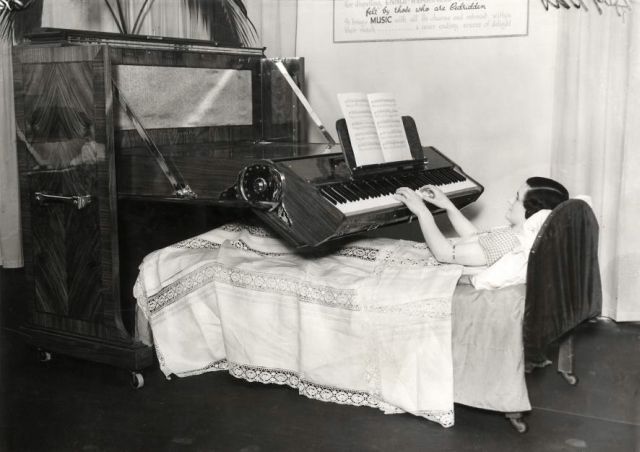 Piano for the Bedridden: piano-cama para gente convalenciente, Londres, 1935.