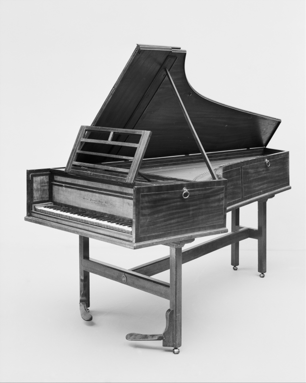 Piano Broadwood & Sons (Londres, 1792) de 2,26 m y 2 pedales en patas delanteras.