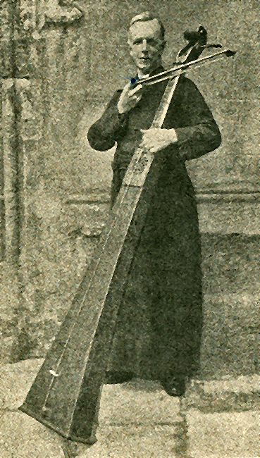Francis Galpin tocando una trompa marina.